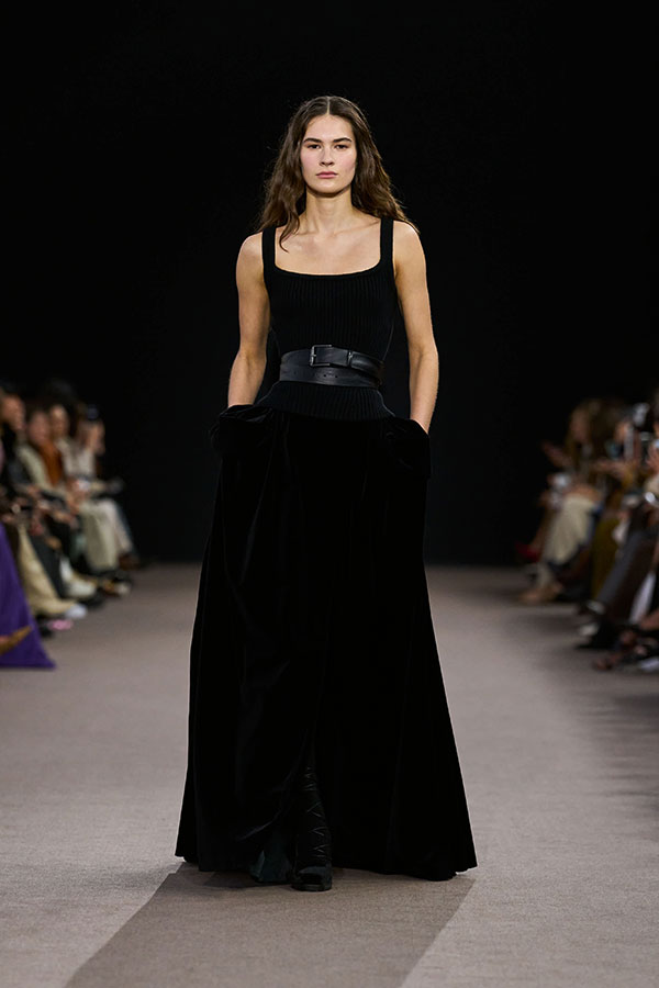 Max Mara Fall/Winter 2025 Fashion Show - Black Look with Velvet Bustier Top, Belt and Long Skirt in Smooth Velvet.