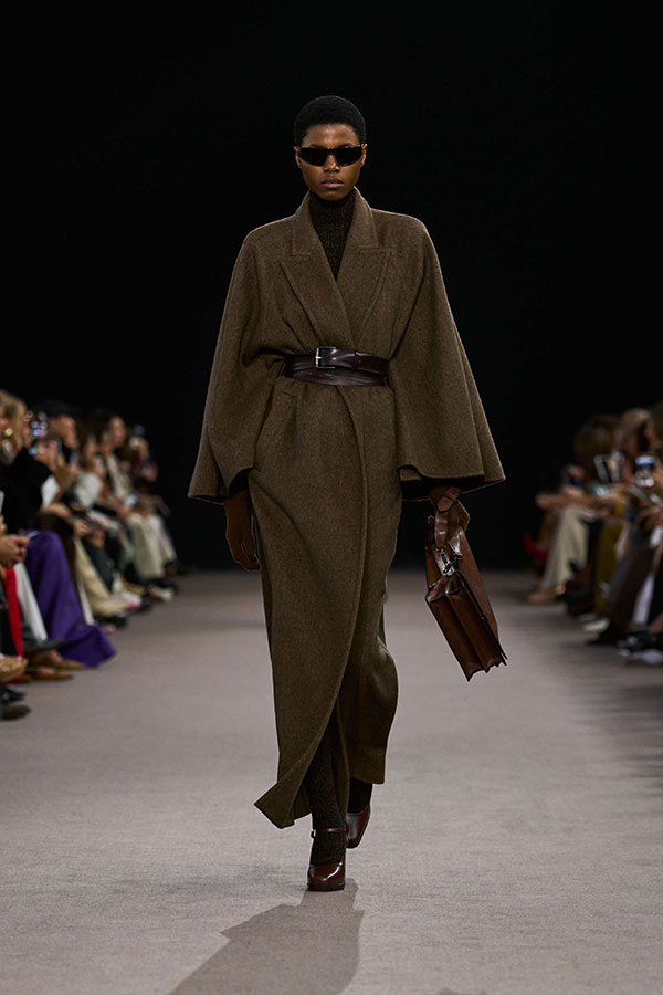 Max Mara Fall/Winter 2025 Fashion Show - Look with Black Mask Sunglasses and Long Bronze Brown Leather Belt.