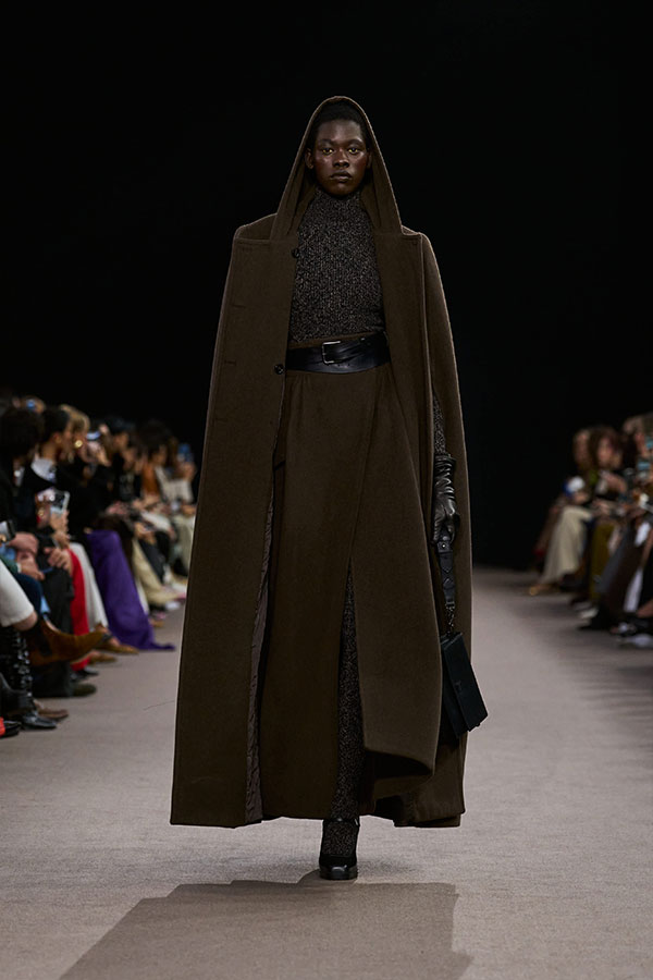 Max Mara Fall/Winter 2025 Fashion Show - Camel Look with Wool and Cashmere Mouliné Turtleneck, Belt and Mary Janes.